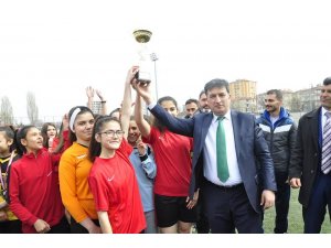 Okullar arası yıldızlar futbol şöleni tamamlandı