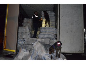 Osmaniye’de iplik yüklü tırdan kaçak sigara çıktı