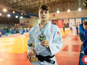 Talha Büyükeser’den altın madalya