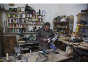 İsrail'in gaz bombaları Filistinli Hilu'nun elinde sanat eserine dönüşüyor