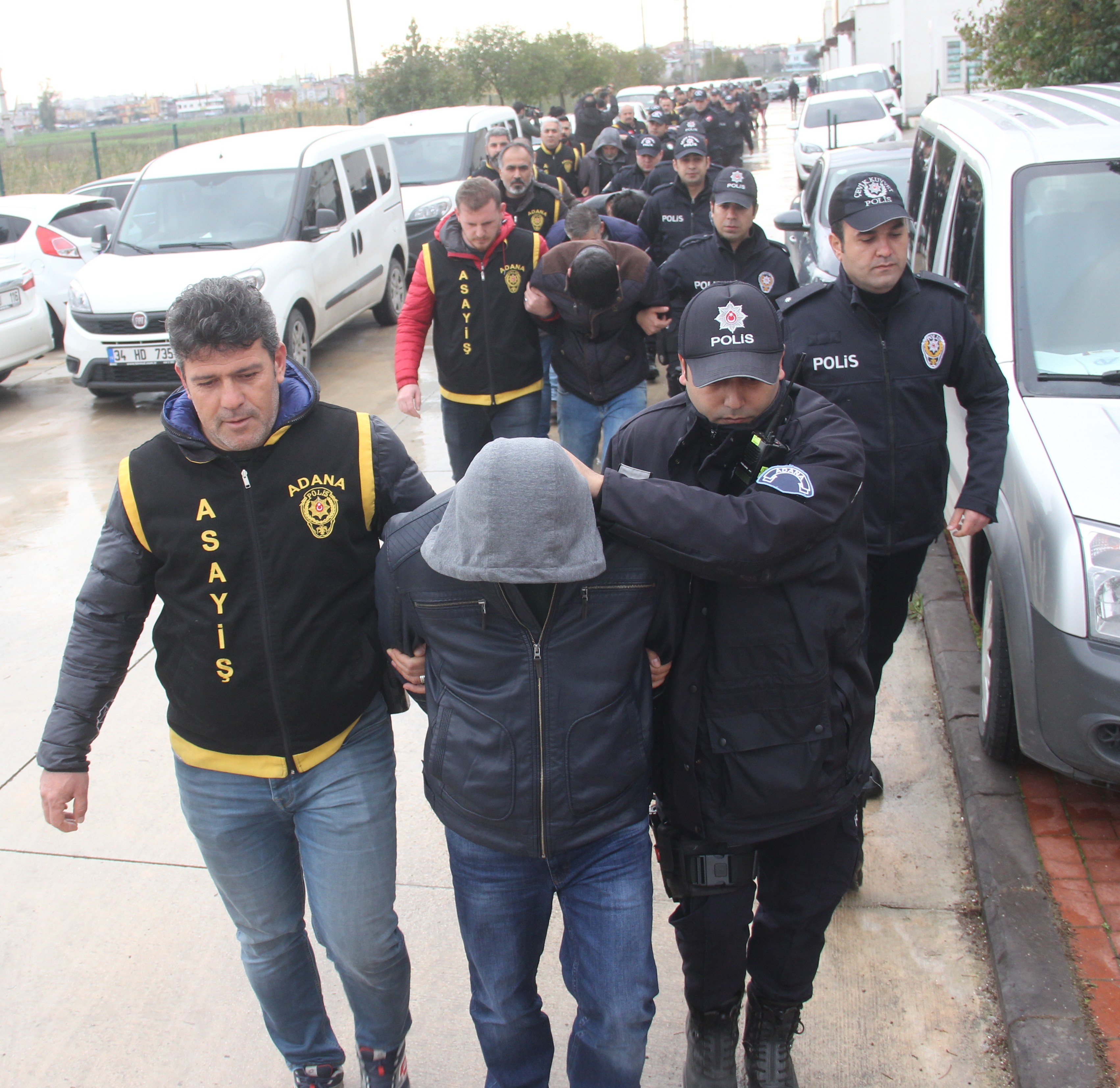 Çete lideri çaldığı kimlikle kalp ameliyatı oldu, sevgilisini bile dolandırdı