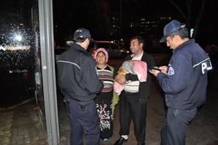 5 aylık bebekle dilenen çifte ceza
