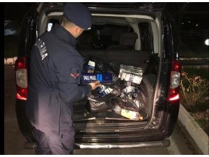 Jandarmanın takip ettiği araçtan 100 karton kaçak sigara çıktı