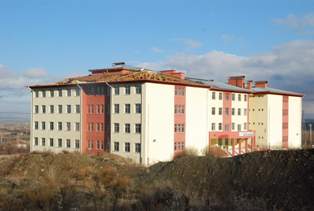 Akşehir'de rüzgar çatı uçurdu