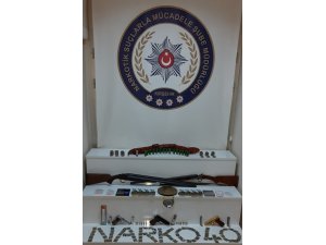 Kiraladıkları evlerde uyuşturucu madde üretenlere polis engeli
