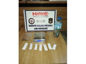 Isparta’da 7 paket esrar maddesiyle yakalanan şüphelilere gözaltı