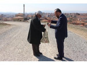 Cumhurbaşkanı Erdoğan’ın selamıyla bez torba dağıttılar