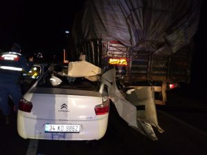 Tıra çarpan otomobildeki 2 Afgan öldü