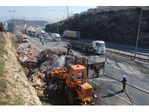 Alev alev yanan kağıt yüklü tır, TEM’i trafiğe kapattı