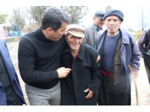 Başkan adayı üşüyen yaşlı adam paltosunu hediye etti