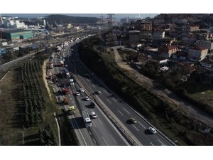 Yanan kağıt yüklü tırın TEM’de oluşturduğu trafik havadan görüntülendi