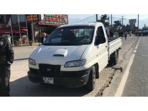 Kamyonet motosiklete çarptı