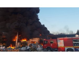 İzmir’de plastik fabrikası alevlere teslim oldu