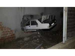 Otomobil eve girdi: 2 yaralı