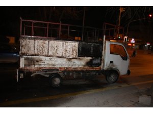 Başkent’te sigara izmariti kamyoneti tutuşturdu