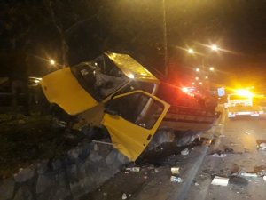 İzmir’de alkollü sürücü refüje daldı