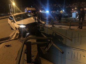 Virajı alamadı, bariyerlere saplandı