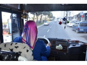 Kadın belediye başkan adayı kendi seçim aracını kendi kullanıyor