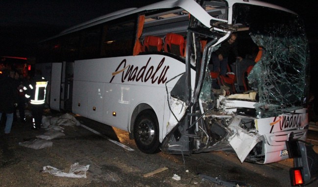 Çok sayıda yaralı var... Manisa'da yolcu otobüsü tıra çarptı!