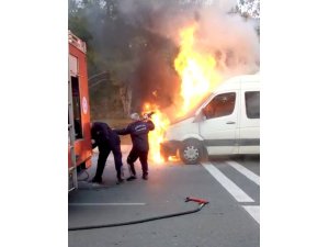 Seyir halindeki minibüs alev alev yandı