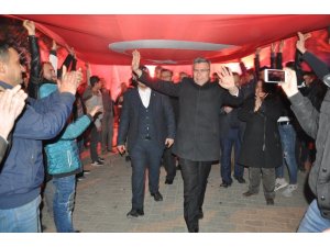AK Partili adayın köy ziyareti mitinge dönüştü