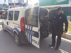 Aküsü biten felçli adama, polis ekipleri yardım etti