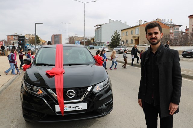 NEÜ’lü öğrenciye çekilişte araba çıktı