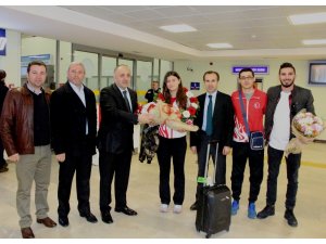 Avrupa şampiyonu Nisanur’a havaalanında çiçeklerle karşılandı