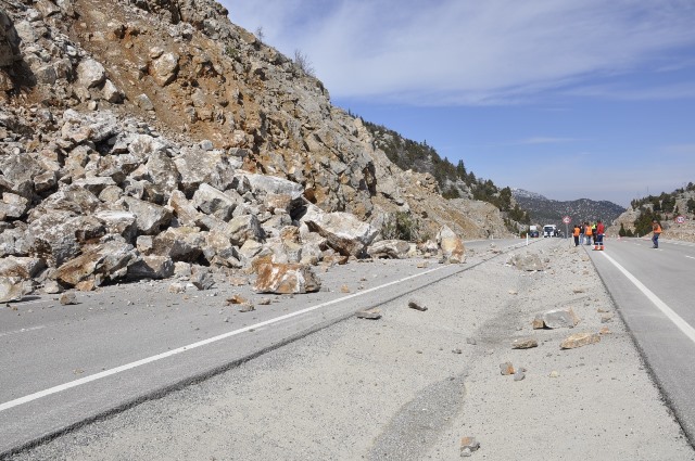 Yola düşen kaya parçaları ulaşımı aksattı