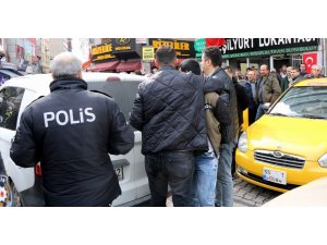 Boğazına bıçak dayanan kişiyi polis kurtardı
