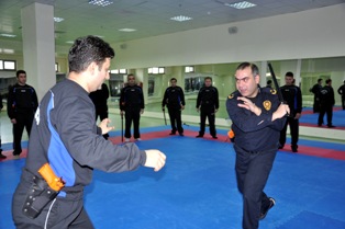 Akşehir'de polislere yakın savunma teknikleri kursu