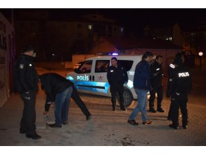 Bıçakla kendini yaraladı