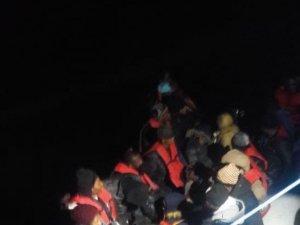Kuşadası Körfezi’nde bindikleri lastik bot su alan 3’ü çocuk 11 kaçak göçmen kurtarıldı