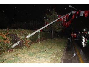 Başkent’te aydınlatma direkleri devrildi
