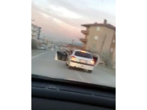 Trafik magandası yolda aracın kapıları açık şekilde ilerledi