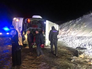 Sivas'ta yolcu otobüsü devrildi