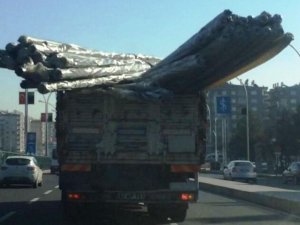 Boru yüklü kamyon trafikte tehlike saçtı