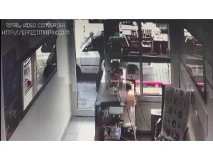 Kadın kılığına giren hırsız, camını kırdığı kuyumcudaki altınları çalarak kaçtı