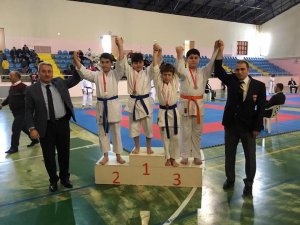 Karateciler okulları için tatamiye çıktı
