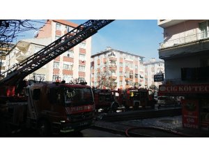Bahçelievler’de 3 katlı binanın çatısı alev alev yandı