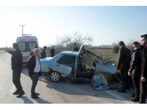 Otomobil aydınlatma direğine çarptı: 2 yaralı