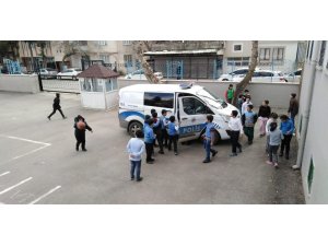 Okul önünde otomobilin çarptığı öğrenci yaralandı