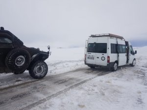 Tipi yolu kapattı, cenazeye giden 55 kişi mahsur kaldı
