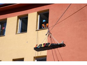 Öğrencilere deprem tatbikatla anlatıldı