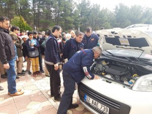 Hafif ticari aracın motor kısmına kedi sıkıştı