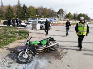 Sahibi tarafından ateşe verilen motosikleti polis söndürdü