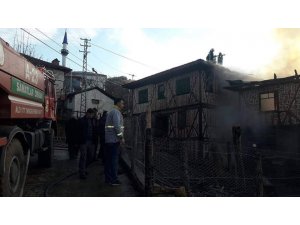 Kastamonu’da yangında iki ev kullanılamaz hale geldi