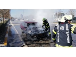 Otomobili alev alan sürücü canını son anda kurtardı