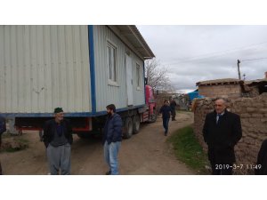Elazığ’da evi yanan aileye konteyner ev verildi