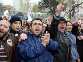 Hükümet, tekel işçisine teslim oldu